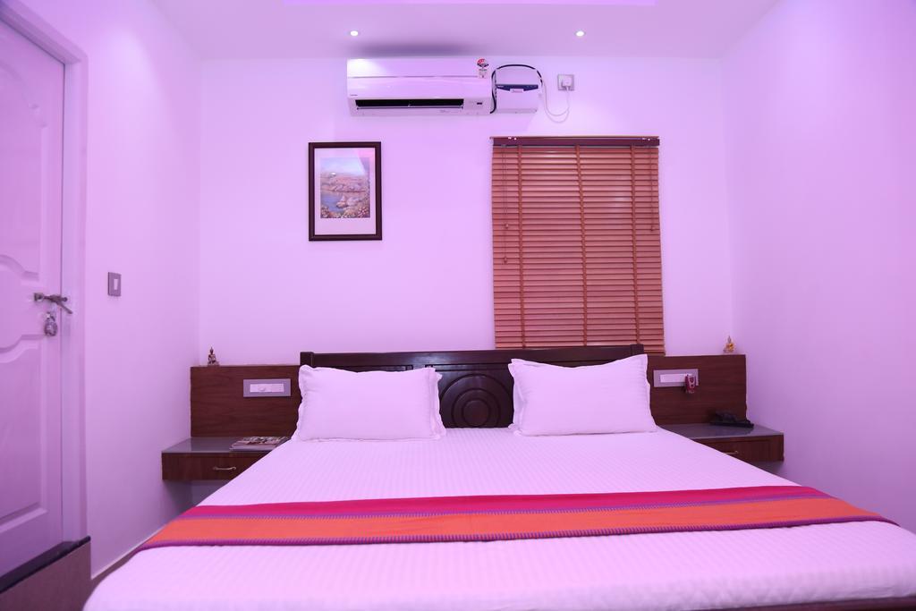 Hotel Mudra Midtown Suites & Rooms Kalasa Esterno foto